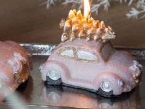 Kynttilä, joulukuusiauto, 10 cm SWEET CHRISTMAS – AmandaB
