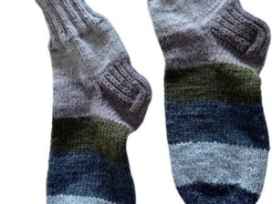 Käsin neulotut villasukat