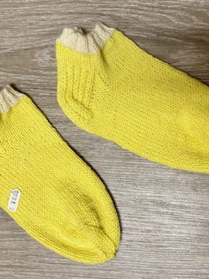 Villasukat lyhytvartiset, keltaiset, mummon käsin neulomat