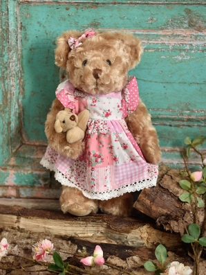 Nalle, tilkkumekossa pikku nallen kera, 30 cm – Powell Craft