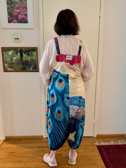 Haalari, Riikinkukko 2, yhdenkoon - Kukkaiselämää