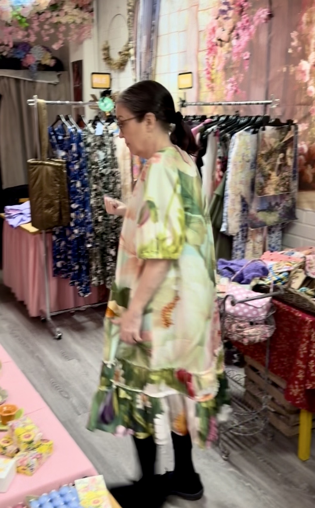 Kukkamekko Tutti i fiori, väljä ja värikäs yhdenkoon mekko - Kukkaiselämää