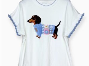 Naisten printti t-paita – valkoinen puuvillapaita sinisellä mäyräkoirakuviolla