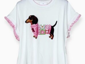 Naisten printti t-paita – valkoinen puuvillapaita vaaleanpunaisella mäyräkoirakuviolla