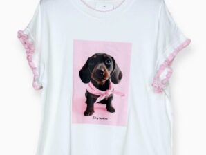 Naisten printti t-paita – valkoinen puuvillapaita mäyräkoirakuvalla