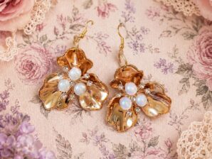 Golden Blossom Pearl – romanttiset kukkakorvakorut | Kukkaiselämää