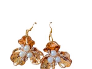 Golden Blossom Pearl – romanttiset kukkakorvakorut | Kukkaiselämää