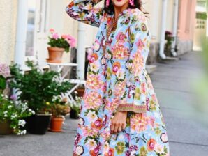 Mekko ANETTE sininen, värikäs kukkamekko tyylikkäällä istuvuudella - AmandaB