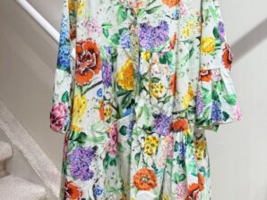 Kukkaniitty Broderie Anglaise -mekko – boheemi kukkamekko 3/4-hihoilla