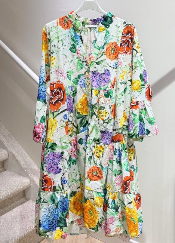 Kukkaniitty Broderie Anglaise -mekko – boheemi kukkamekko 3/4-hihoilla