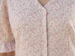 Romanttinen kukkakuosinen peplumpusero – orgaanista puuvillaa | Made in Spain