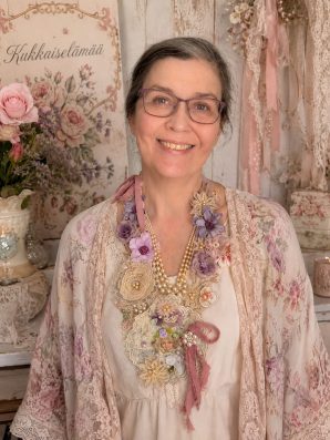 Shabby Rose Angel – uniikki shabby chic -kaulakoru Kukkaiselämää Oma mallisto