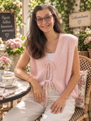 Vaaleanpunainen mohair neuleliivi Amélie solmimisnauhoilla