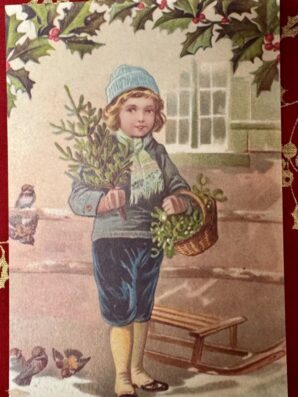 Nostalginen joulukortti Sköna Ting – siniseen pukeutunut lapsi kantaa joulukuusta talvisessa pihapiirissä, vieressä kelkka ja pikkulintuja.
